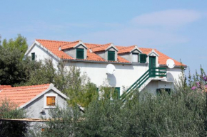 Apartments by the sea Mirca, Brac - 5655